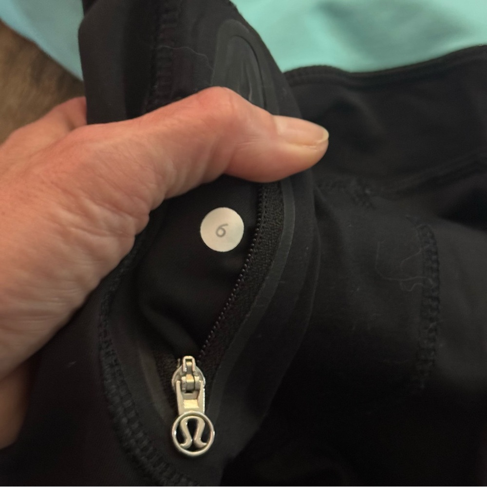 Lululemon Black and Blue Cropped Leggings - Picture 14 of 16